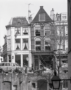 67212 Gezicht op de voorgevels van de huizen Oudegracht 166 (links)-168 te Utrecht.